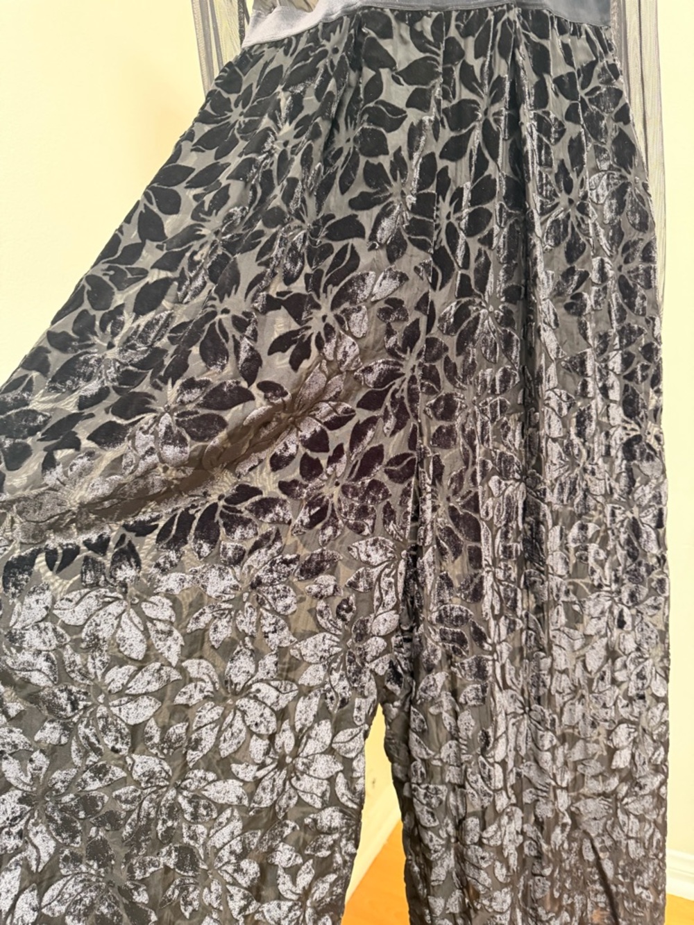 VICTORIA'S SECRET Sheer Romper Open Back Wide Leg Floral Velvet Mesh Appliqué M - Picture 3 of 9